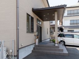 シンプルな外観の建物入口