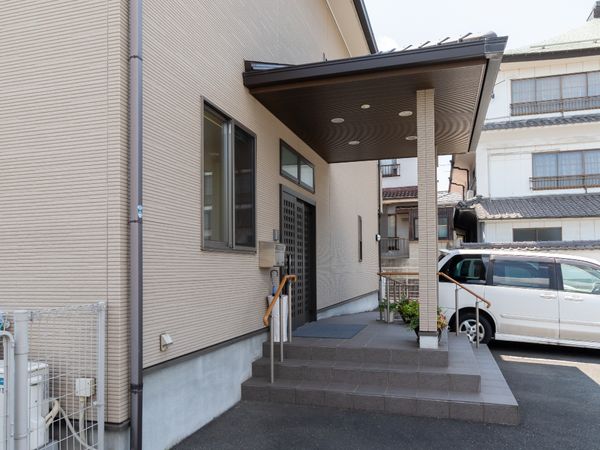 シンプルな外観の建物入口
