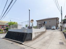 明るい施設の外観