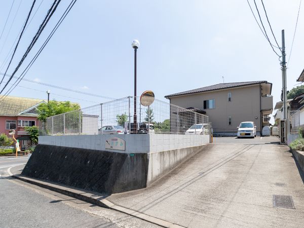 明るい施設の外観