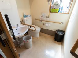 手すり付きのトイレ空間