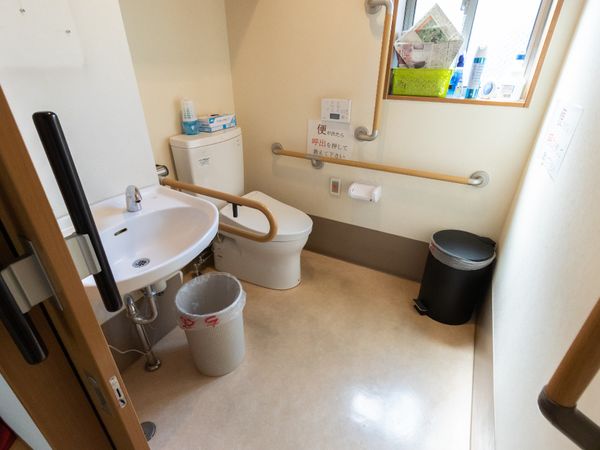 手すり付きのトイレ空間