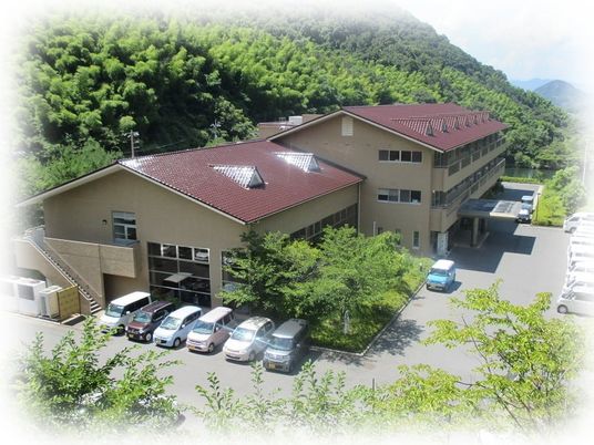 緑に囲まれた建物の外観