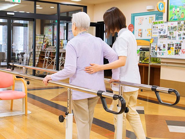 スタッフと共に運動する部屋 機能訓練室 温かな雰囲気の中で、専門スタッフと楽しく運動ができるスペースです。安心してご参加ください。