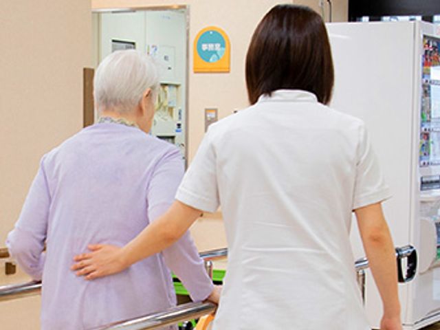 親身な介助の様子エントランス エントランス 親切なスタッフが、来訪者をサポートする姿が印象的です。入り口は広々としていて安心です。