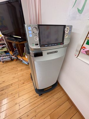 テレビとカラオケ機器のある部屋