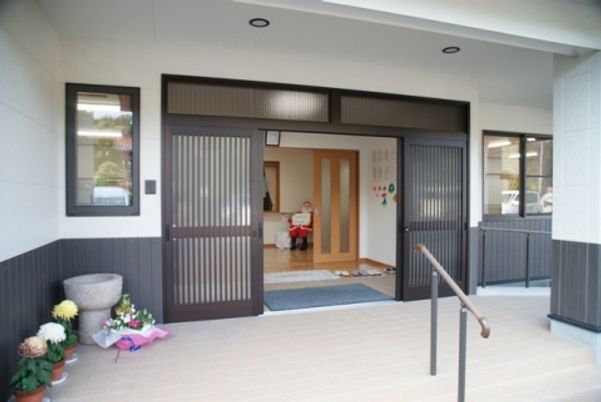 明るいエントランス前面