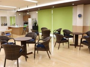 明るい共用ラウンジ