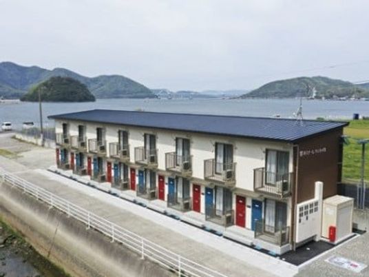 海沿いの施設外観  