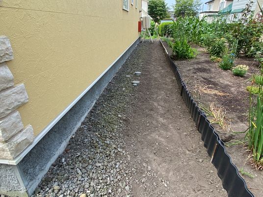 建物脇の庭園通路  