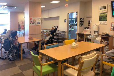 色とりどりの椅子のある休憩室