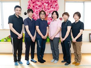 スタッフが並ぶラウンジ  