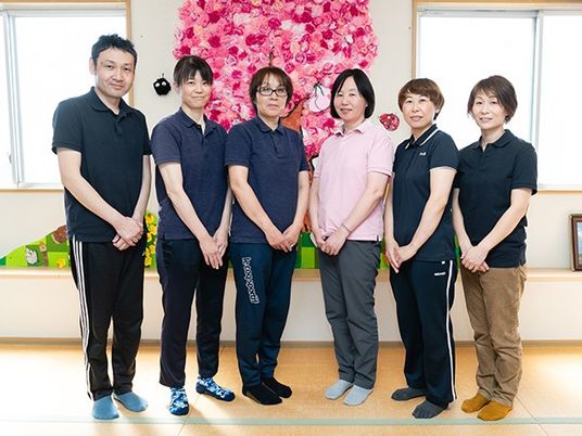 スタッフが並ぶラウンジ  