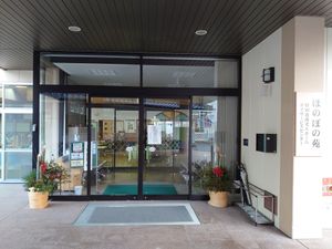 ガラス扉のエントランス  
