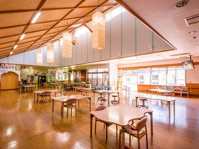 広々としたダイニングルーム ダイニングルーム 自然光がたっぷりと入り、明るい空間が広がっています。快適に過ごせる広いダイニングルームです。