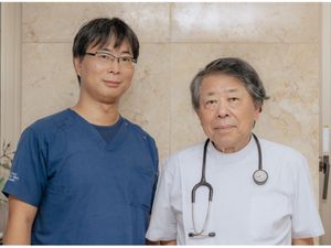 医療スタッフの2人が並ぶ廊下  