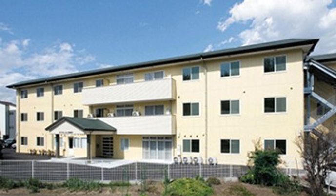 黄色い建物の外観