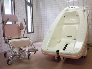 機械浴の浴室  