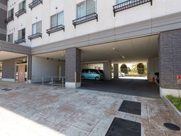 建物の明るいエントランス