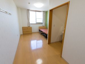 居室の光る床面