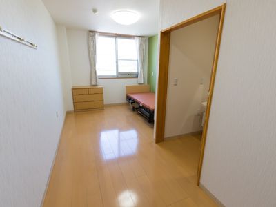 居室の光る床面
