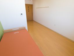 落ち着いた色の居室空間