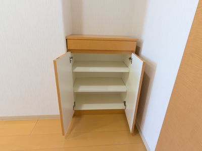 シンプルな木製クローゼット