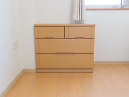 木製チェストと部屋の角