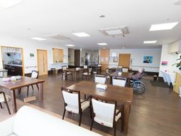 広々とした食堂と利用者