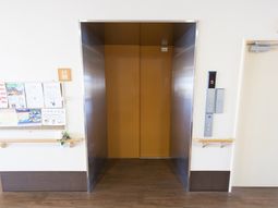 開いたエレベーターと掲示物