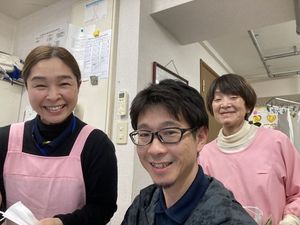 笑顔の職員が並ぶ廊下  