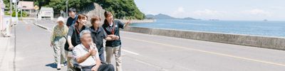 笑顔のシニアとスタッフ