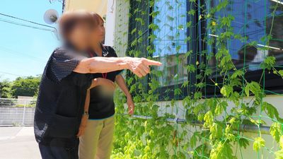外で話す二人の人