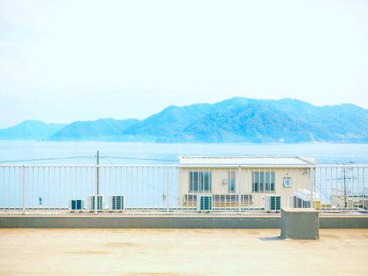 海と山を望むテラス  
