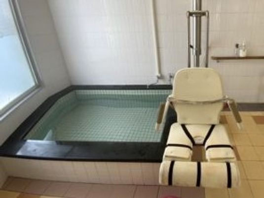 入浴用チェアのある浴室  