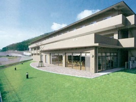 広々とした施設の外観