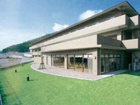 広々とした施設の外観