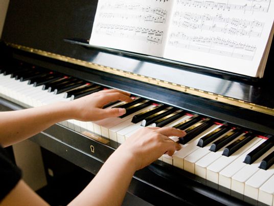 ピアノを弾く手元