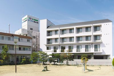 広場から見た外観