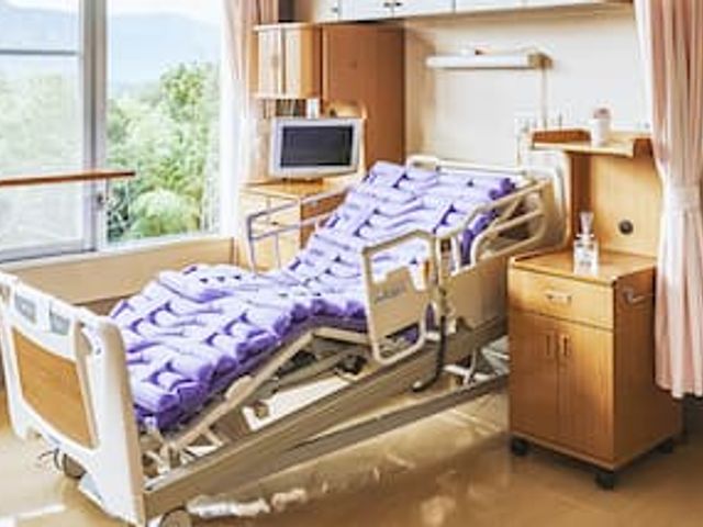 広々とした居室 居室 大きな窓から自然光が差し込み、快適な空間を提供しています。介護ベッドも完備されています。