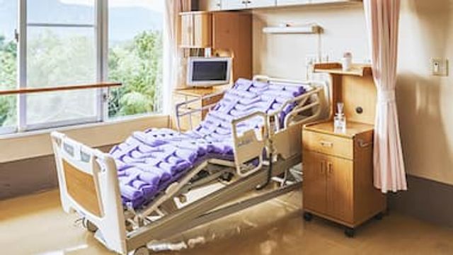広々とした居室 居室 大きな窓から自然光が差し込み、快適な空間を提供しています。介護ベッドも完備されています。
