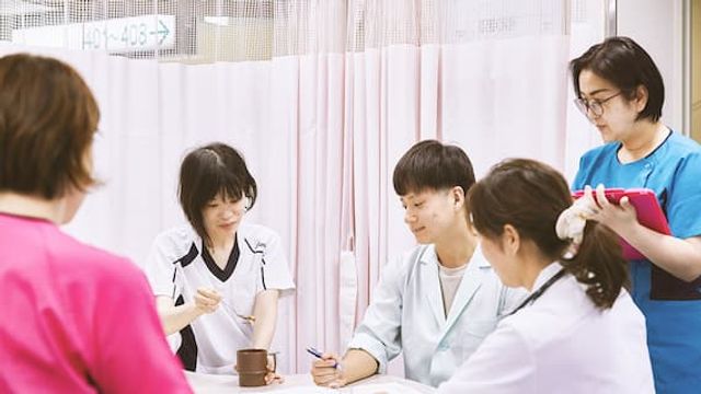 スタッフ研修中の様子 スタッフイメージ チームでのディスカッションが行われています。働きやすい職場環境を感じることができます。