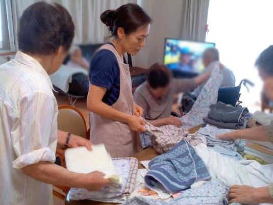 衣類をたたむ場面