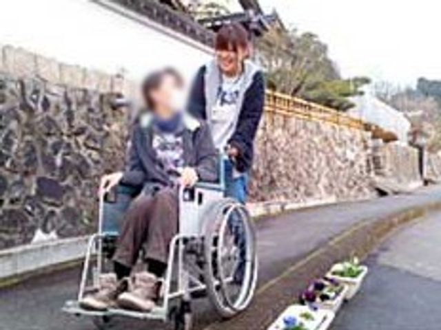 車椅子の移動支援道 外観 車椅子利用者の方が、安全に移動できる通路です。援助スタッフがサポートいたします。