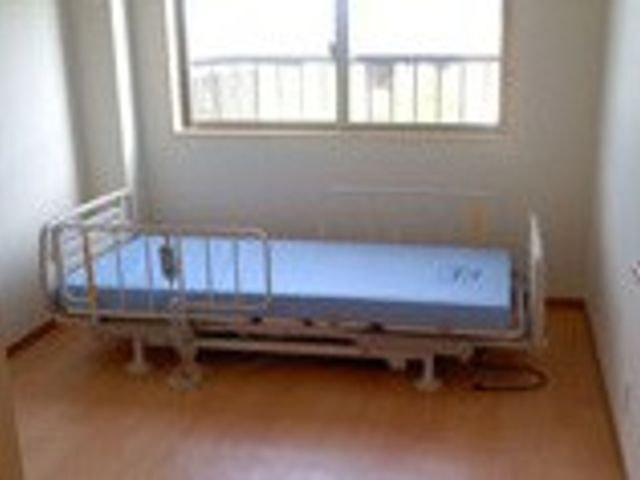 ベッドのある空間 居室 自然光が差し込む明るい空間です。快適に過ごせる静かな居室となっています。