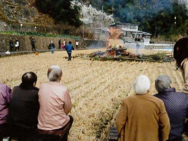 賑やかな野外イベント 中庭 住人の皆さんが一緒に野外イベントを楽しんでいます。和やかな雰囲気で、活気があります。