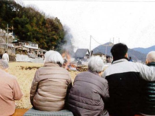 焚火を見守る人々