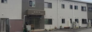シンプルな建物の外観