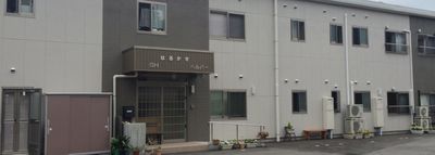 シンプルな建物の外観