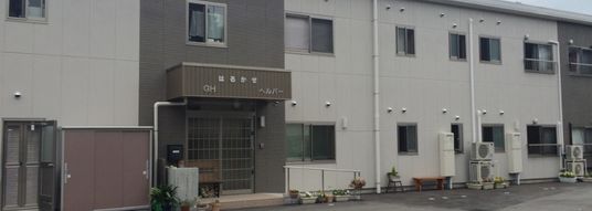シンプルな建物の外観